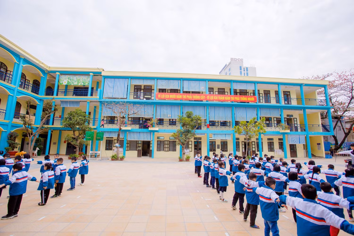 Cơ sở vật chất nhà trường được xây dựng khang trang hiện đại, bảo đảm "xanh, sạch, đẹp" (Ảnh: Lã Tiến)