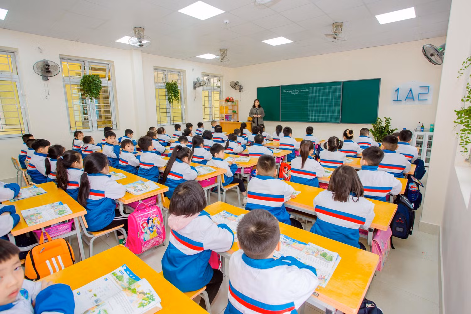 Nhiều ý kiến trái chiều liên quan đến thời gian làm việc của giáo viên. (Ảnh minh hoạ: Lã Tiến)