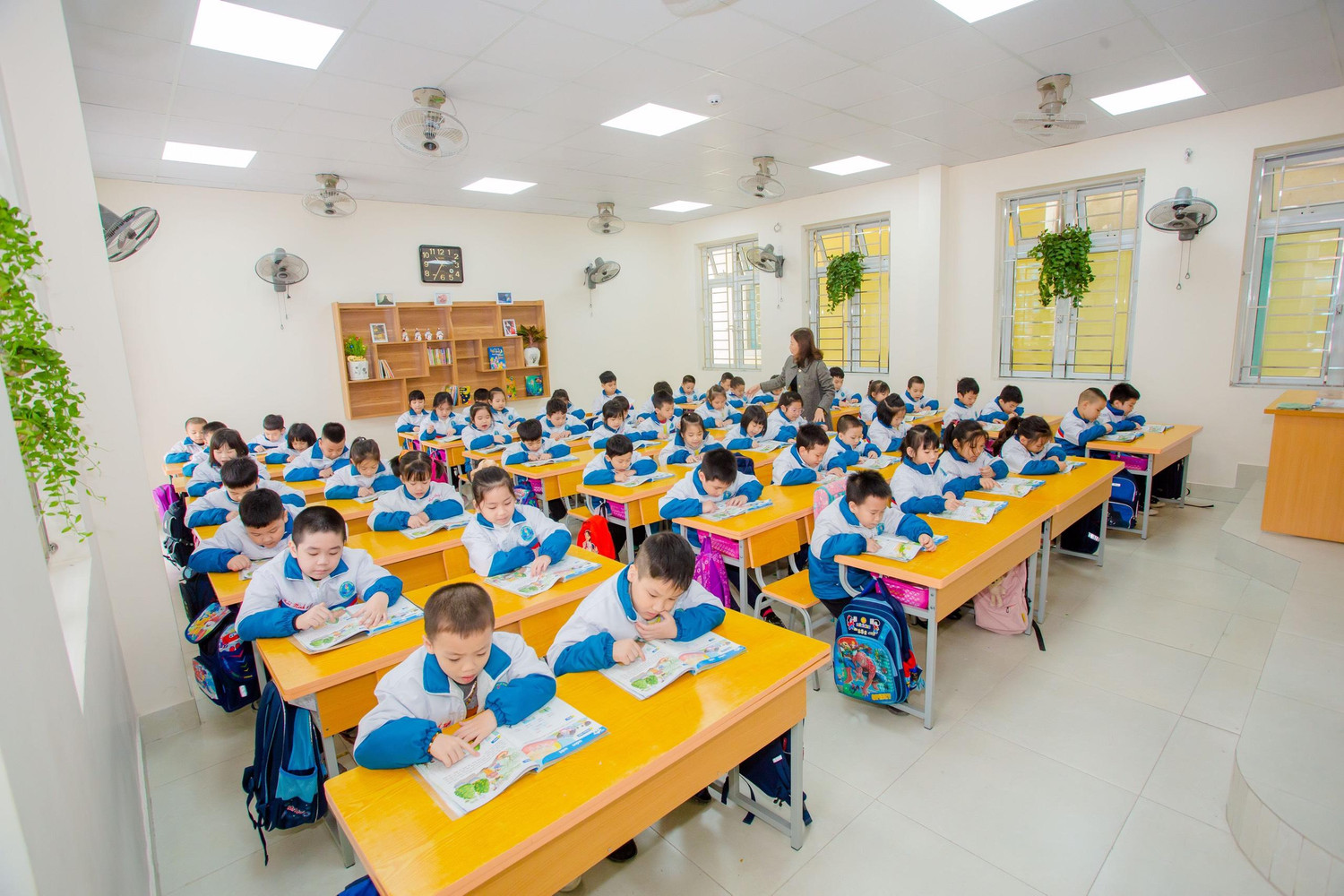 Đội ngũ giáo viên Trường Tiểu học Võ Thị Sáu giỏi chuyên môn, nghiệp vụ đã từng bước xây dựng thương hiệu nhà trường (Ảnh: Lã Tiến)