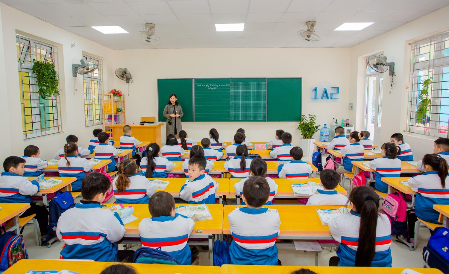 Giáo viên rất quan tâm đến vấn đề xếp lương giáo viên. (Ảnh minh hoạ: Lã Tiến)