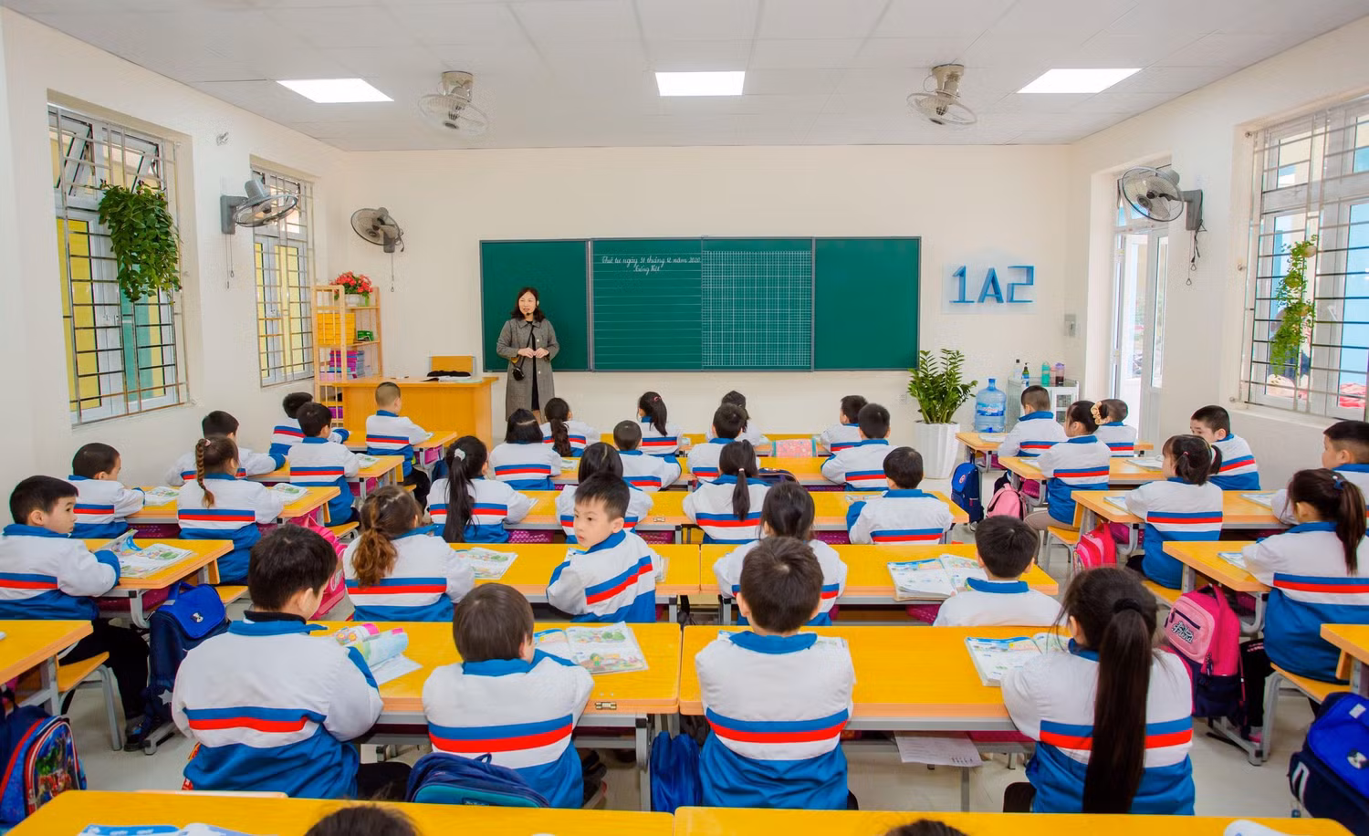 Phòng học rộng rãi, thoáng mát với đầy đủ các trang thiết bị phục vụ tốt việc dạy và học (Ảnh: Lã Tiến)