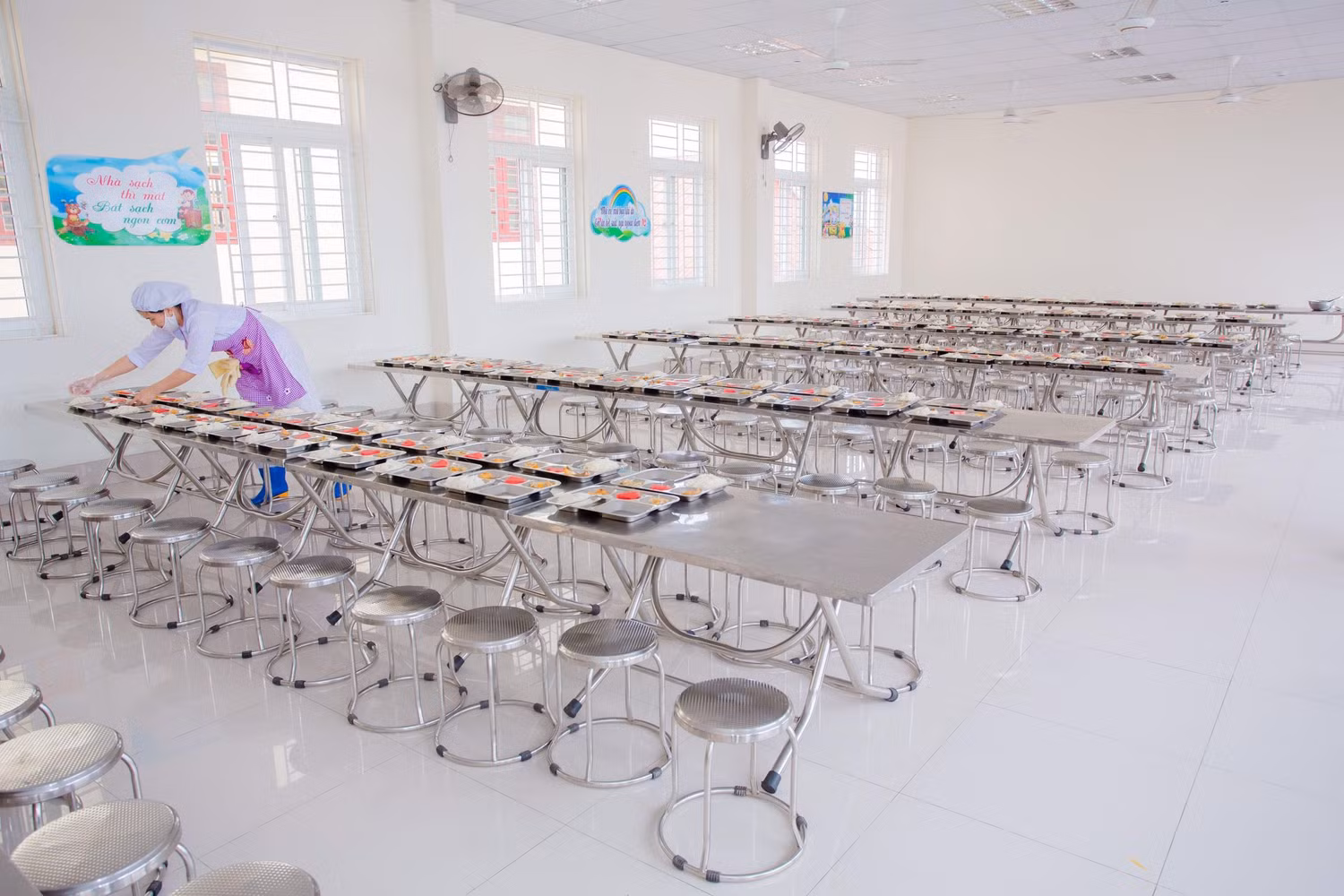 Nhà ăn tại tầng 5 dãy nhà A được đưa vào sử dụng đã góp phần nâng tỷ lệ học sinh được học 2 buổi/ngày (Ảnh: Lã Tiến)