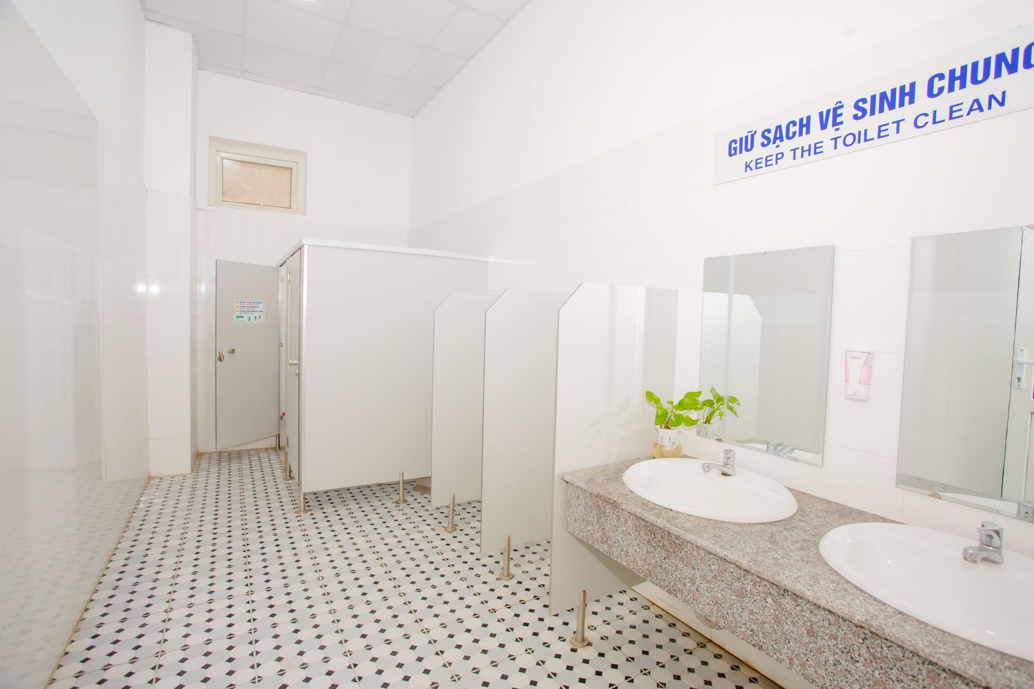 Nhà vệ sinh được đầu tư xây dựng khang trang, sạch đẹp (Ảnh: Lã Tiến)