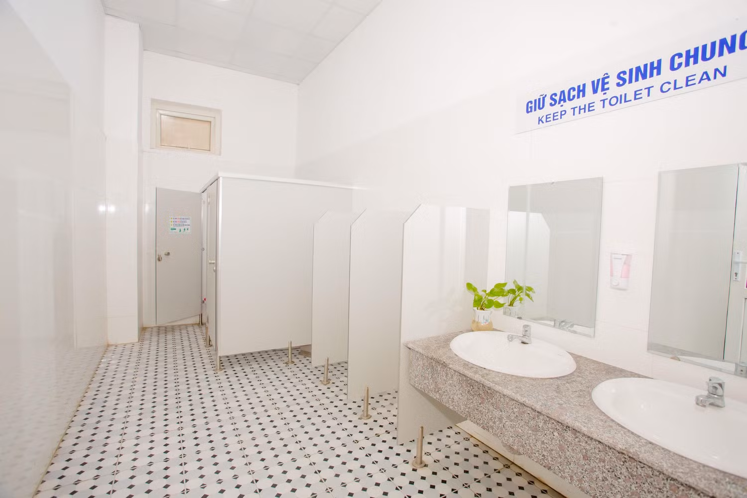Nhà vệ sinh được đầu tư xây dựng khang trang, sạch đẹp (Ảnh: Lã Tiến)