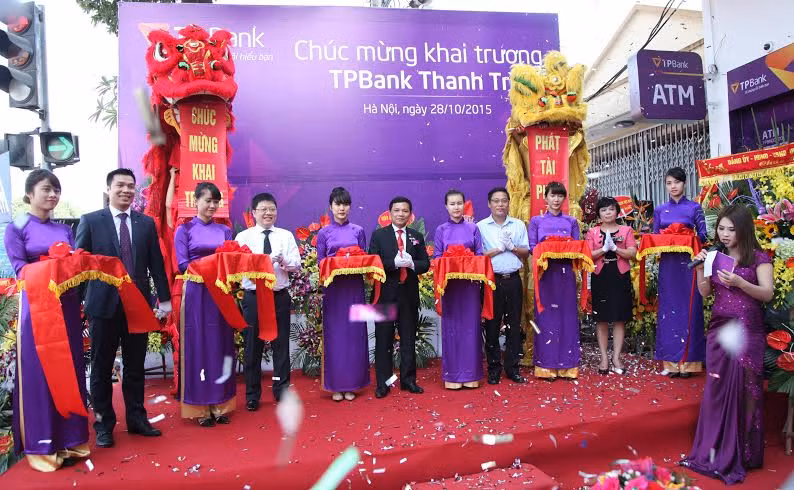 Các đại diện cùng cắt băng khai trương TPBank Thanh Trì