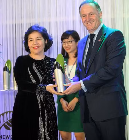 Thủ tướng New Zealand John Key trao giải thưởng New Zealand - Asean award cho bà Mai Kiều Liên - Tổng Giám đốc Vinamilk. Ảnh: Xuân Phú.