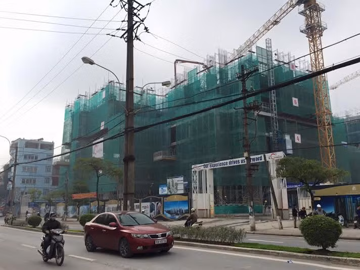 Goldsilk Complex được thi công cả ngày lẫn đêm. Đơn vị phân phối: Hệ thống siêu thị dự án BĐS STDA.