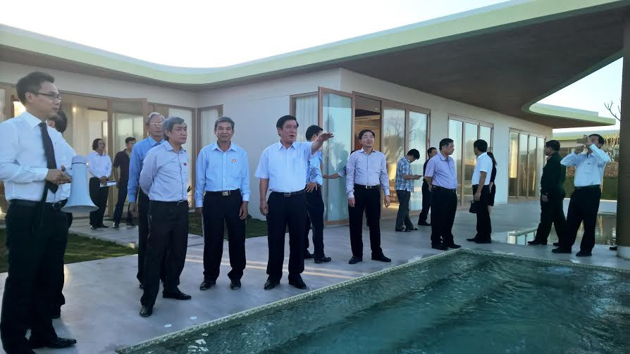 Các đại biểu thăm quan khu biệt thự nghỉ dưỡng ven biển FLC Resort Samson. Các đại biểu thăm quan khu biệt thự nghỉ dưỡng ven biển FLC Resort Samson.