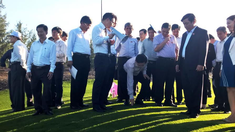 Ông Hồ Quốc Dũng – Chủ tịch UBND tỉnh Bình Định kiểm tra chất lượng cỏ sân golf. Ông Hồ Quốc Dũng – Chủ tịch UBND tỉnh Bình Định kiểm tra chất lượng cỏ sân golf.