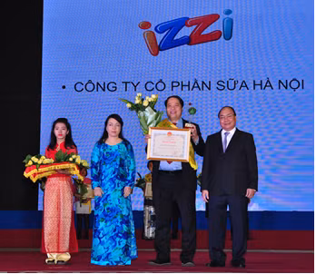 Phó Thủ tướng Nguyễn Xuân Phúc và Bộ trưởng Bộ Y Tế Nguyễn Thị Kim Tiến trao giải thưởng Top 20 Thương hiệu vàng Thực phẩm Việt Nam cho Nhãn hàng Sữa IZZI. Phó Thủ tướng Nguyễn Xuân Phúc và Bộ trưởng Bộ Y Tế Nguyễn Thị Kim Tiến trao giải thưởng Top 20 Thương hiệu vàng Thực phẩm Việt Nam cho Nhãn hàng Sữa IZZI.