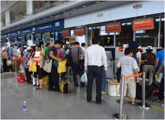 Hành khách làm thủ tục check-in tại sân bay. Hành khách làm thủ tục check-in tại sân bay.