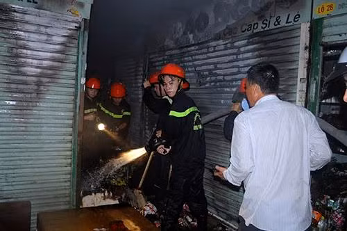 4 tiểu thương là chủ sở hữu 9 lô sạp ở chợ Quán Hộ (Đà Nẵng) bị hỏa hoạn thiêu rụi đêm 8/11 sẽ được công ty Bảo hiểm chi trả khoảng 200 triệu đồng. 4 tiểu thương là chủ sở hữu 9 lô sạp ở chợ Quán Hộ (Đà Nẵng) bị hỏa hoạn thiêu rụi đêm 8/11 sẽ được công ty Bảo hiểm chi trả khoảng 200 triệu đồng.