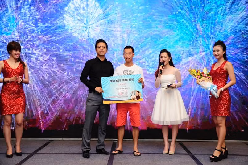 Khách hàng nhận giải đặc biệt The Master Card hạng First Class Banking. Khách hàng nhận giải đặc biệt The Master Card hạng First Class Banking.