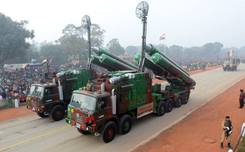 Báo Trung Quốc coi Ấn Độ bán tên lửa BrahMos (trong hình) cho Việt Nam tức là "trực tiếp can thiệp quân sự" ở Biển Đông, đe dọa Ấn Độ nếu bán vũ khí cho Việt Nam thì họ sẽ bán vũ khí cho đối thủ của Ấn Độ.