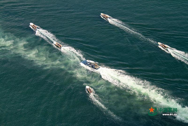 Hạm đội Nam Hải, Hải quân Trung Quốc là lực lượng tác chiến ở Biển Đông, được Hải quân Trung Quốc ưu tiên biên chế vũ khí trang bị mới tiên tiến, đồng thời thường xuyên tập trận trên Biển Đông với nhiều khoa mục như đổ bộ, phòng không, săn ngầm, chống người nhái..., đặc biệt là ưa thích tập trận đổ bộ đánh chiếm đảo. Hạm đội Nam Hải cũng thường xuyên tập trận chung với các hạm đội khác, các quân binh chủng khác của Quân đội Trung Quốc để tăng cường cái gọi là "tác chiến liên hợp" nhằm "đánh thắng một cuộc chiến tranh cục bộ trong điều kiện thông tin hóa". Lãnh đạo Trung Quốc, ông Tập Cận Bình, ngay sau khi lên nắm quyền đã 2 lần đến thăm và chỉ đạo đối với hạm đội này - đây là điều hiếm thấy, nhất là so với các hạm đội khác (ảnh tư liệu)
