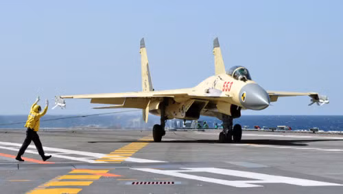 Máy bay chiến đấu J-15 hạ cánh trên tàu sân bay Liêu Ninh (ảnh tư liệu) Máy bay chiến đấu J-15 hạ cánh trên tàu sân bay Liêu Ninh (ảnh tư liệu)