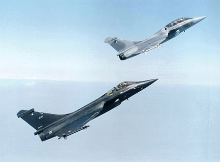 Máy bay chiến đấu Rafale-D một chỗ ngồi (gần) và Rafale-C hai chỗ ngồi (xa) của Không quân Pháp Máy bay chiến đấu Rafale-D một chỗ ngồi (gần) và Rafale-C hai chỗ ngồi (xa) của Không quân Pháp