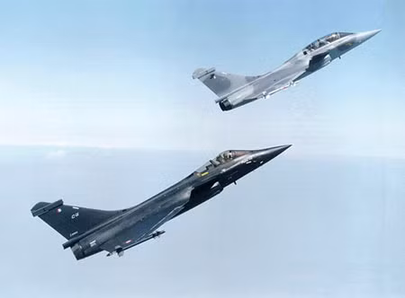 Máy bay chiến đấu Rafale-D một chỗ ngồi (gần) và Rafale-C hai chỗ ngồi (xa) của Không quân Pháp