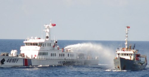 Tàu Trung Quốc chủ động đâm húc, phun nước vào các tàu thực thi pháp luật của Việt Nam ngay trong vùng biển Việt Nam. ảnh chụp từ clip. Tàu Trung Quốc chủ động đâm húc, phun nước vào các tàu thực thi pháp luật của Việt Nam ngay trong vùng biển Việt Nam. ảnh chụp từ clip.