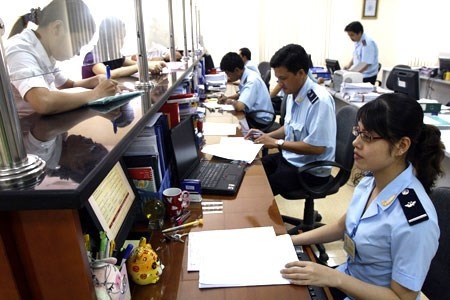 Chính phủ chỉ đạo rốt ráo giảm mạnh các thủ tục thuế quan, tạo mọi điều kiện cho các nhà đầu tư trong và ngoài nước. Ảnh: Lao động.