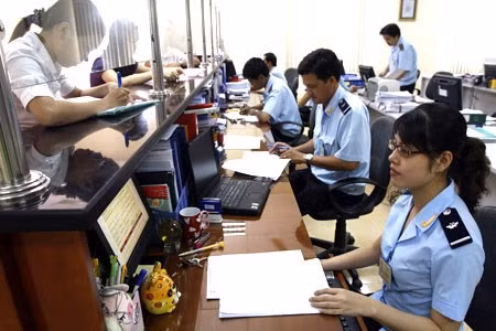 Chính phủ chỉ đạo rốt ráo giảm mạnh các thủ tục thuế quan, tạo mọi điều kiện cho các nhà đầu tư trong và ngoài nước. Ảnh: Lao động.
