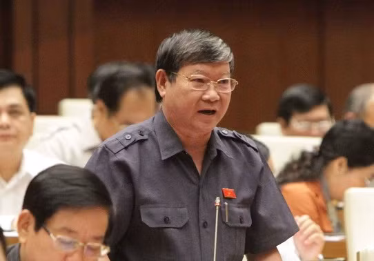 Đại biểu Lê Như Tiến nhấn mạnh, có tình trạng bán thuốc tăng giá vô tội vạ, ăn cả vào sinh mạng người dân. ảnh: Trung tâm báo chí Quốc hội.