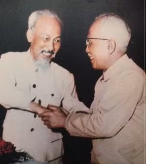Chủ tịch Hồ Chí Minh chúc mừng Phó Chủ tịch Tôn Đức Thắng được bầu tháng 7/1960. Chủ tịch Hồ Chí Minh chúc mừng Phó Chủ tịch Tôn Đức Thắng được bầu tháng 7/1960.