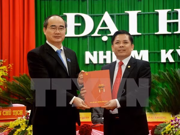 Ông Nguyễn Thiện Nhân trao quyết định điều động của Bộ Chính trị cho ông Nguyễn Văn Thể. ảnh: TTXVN.