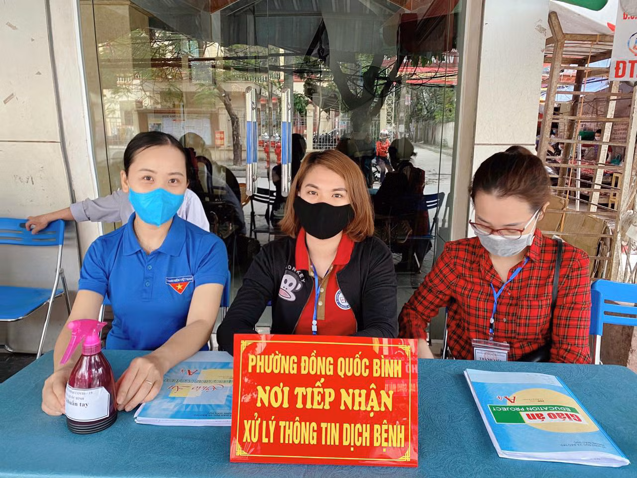Cô giáo Đoàn Thị Hồng Lương (áo xanh) tham gia trực chốt phòng, chống dịch Covid-19 tại phường Đồng Quốc Bình (Ảnh: Nhân vật cung cấp)