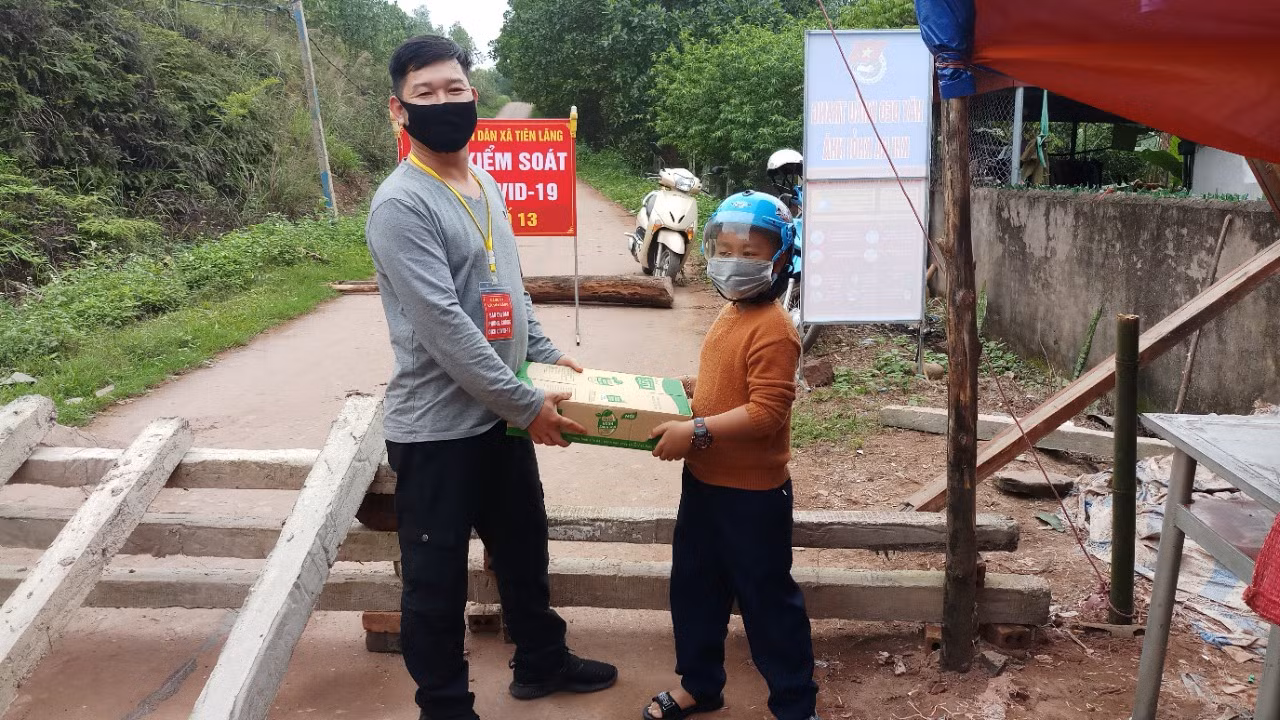 Em Tô Minh Quân trực tiếp trao tận tay các vỉ sữa cho lực lượng làm nhiệm vụ kiểm soát dịch trên địa bàn xã Tiên Lãng (Ảnh: CTV)