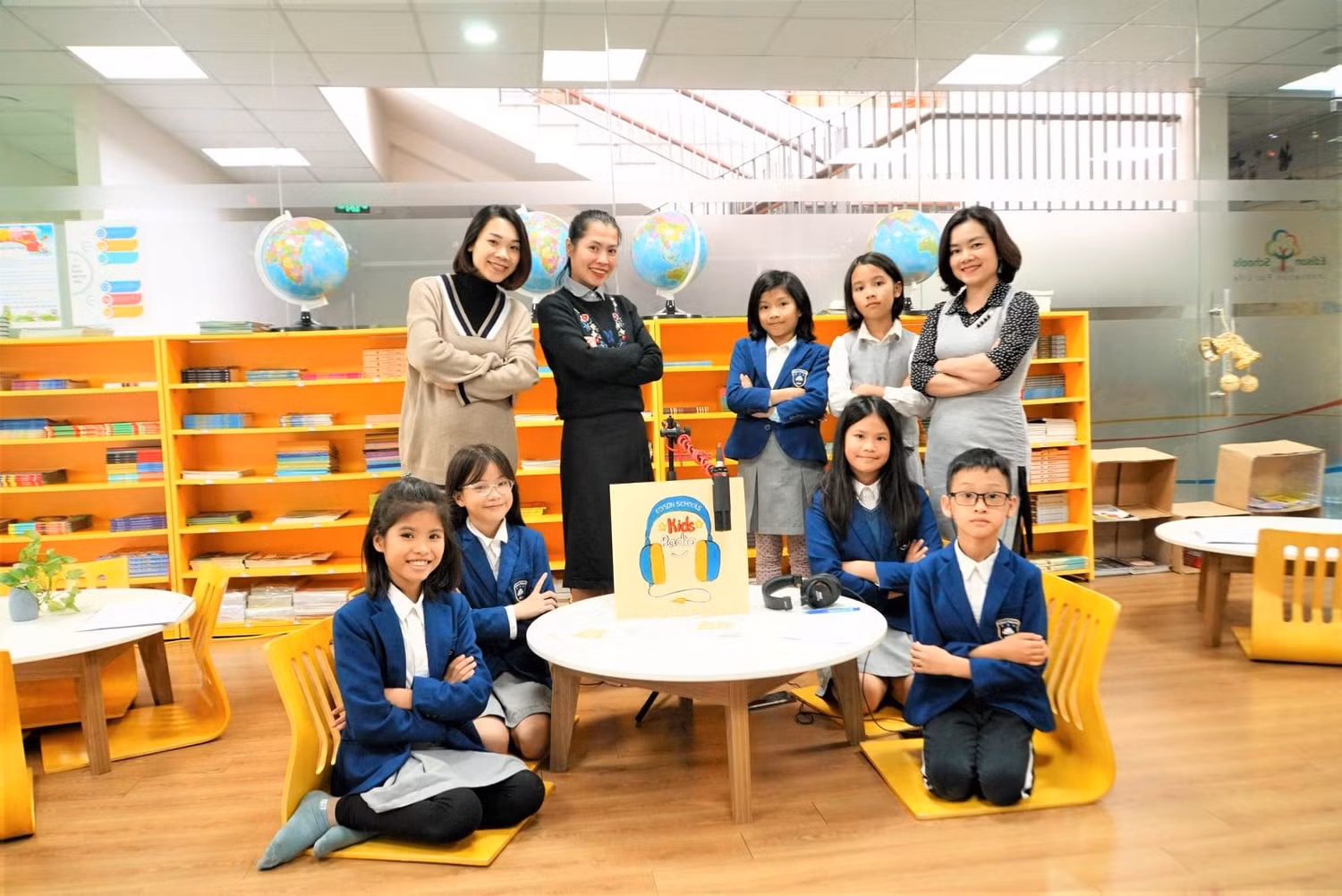 Câu lạc bộ Phát thanh Edison Kids Radio thực hiện dự án "Thanh âm tình bạn" chia sẻ cùng các học sinh tiểu học Xuân Phương trong thời gian cách ly (Ảnh: Fanpage trường Edison)