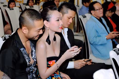 Trong khi Dương Yến Ngọc nhìn lên sân khấu thì Doãn Tuấn dường như có mục tiêu khác hấp dẫn hơn. Cánh tay Doãn Tuấn cũng choàng qua người Dương Yến Ngọc. Nhìn góc ảnh này, có vẻ như Doãn Tuấn đang chú ý vào vòng 1 của Dương Yến Ngọc.