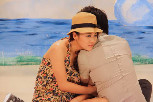 "Nói thật từ trước đến nay tôi quen nhiều bạn gái nhưng bố mẹ chẳng bao giờ để ý. Tôi có đưa vài cô về nhà song chỉ như bạn bè. Thế nhưng khi dẫn Hương về, mẹ tôi rất quý, đó cũng là cánh cửa để tôi bước sang một giai đoạn mới. Hương rất được lòng bố mẹ tôi, tôi nghĩ điều đó cực kì quan trọng vì tôi sống không chỉ cho mình mà còn vì cả gia đình nữa", Lê Hiếu chia sẻ về mối quan hệ với Văn Mai Hương. (Theo Eva)