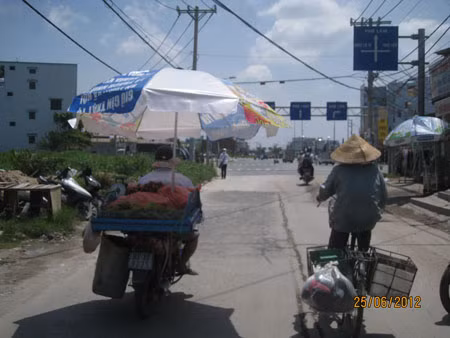 Sáng kiến che nắng mưa giúp xe 2 bánh không khác gì xe 4 bánh.