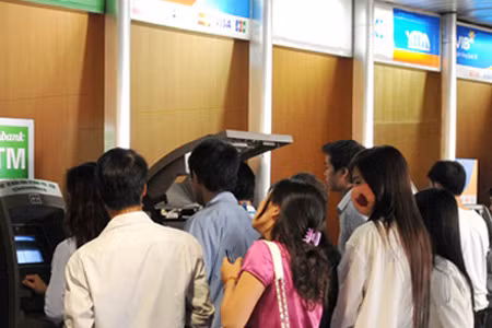 Một số ngân hàng đang miễn phí rút tiền qua hệ thống ATM ngoại mạng cho khách hàng, song việc này hầu như không liên quan gì tới ý kiến chỉ đạo mới đây của Ngân hàng Nhà nước.