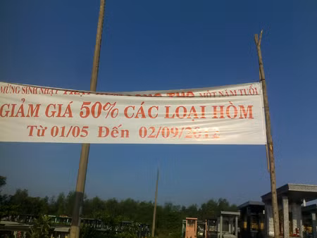 Mọi thứ đều có thể khuyến mãi, kể cả đồ dùng cho người đã chết.