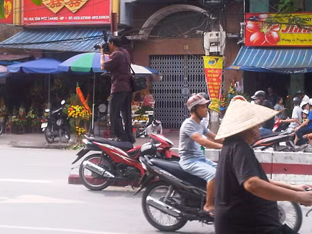 Đứng lên xe chụp cho dễ.