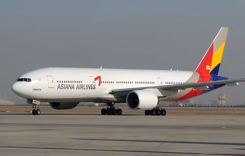 2. Asiana Airlines Được thành lập năm 1988 và có trụ sở tại Seoul, hãng hiện là một trong 7 hãng hàng không 5 sao trên thế giới theo tiêu chuẩn của Skytrax. Với quy mô tương đối nhỏ, Asiana Airlines thường cung cấp những dịch vụ độc nhất vô nhị như phòng đợi dành riêng cho khách khuyết tật, biểu diễn ảo thuật hay lễ hội hóa trang trên các chuyến bay.