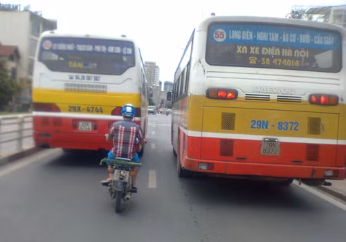 Trên đường Âu Cơ, Hà Nội. Ảnh: Nguyễn Dạ Thảo Linh.