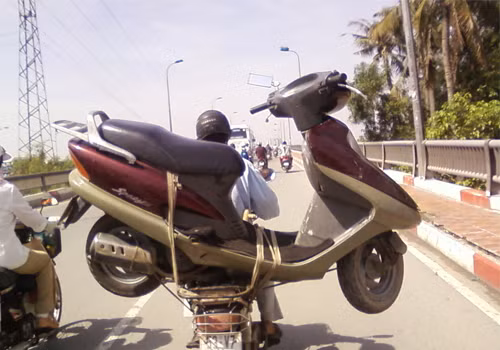Xe máy cõng xe máy trên cầu Bình Triệu, TP. HCM. Ảnh: Bùi Đỗ Diện.
