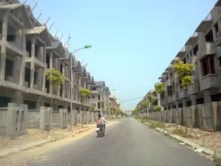 Khu đô thị mới Vân Canh (Hoài Đức) các dãy nhà làm xong nhưng không có người hoàn thiện nhà để ở.
