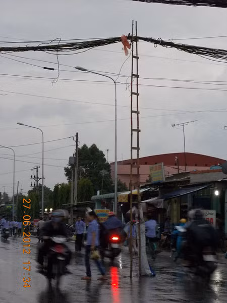 Biện pháp tạm thời để dây điện đỡ võng xuống. Biện pháp tạm thời để dây điện đỡ võng xuống.