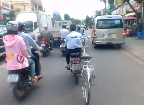 Quá khổ nhưng không quá tải vẫn bon bon trên đường. Ảnh: Phan Quang Nhật. Quá khổ nhưng không quá tải vẫn bon bon trên đường. Ảnh: Phan Quang Nhật.