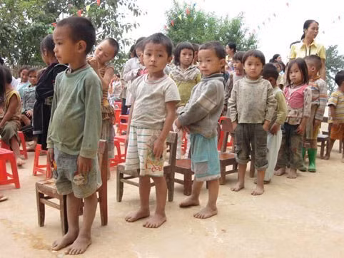 Hầu hết các em trong trường đều không có giày dép mà phải đi chân đất mấy cây số để đến trường.
