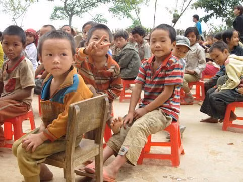 Các em nhỏ rất hồn nhiên và vô tư.