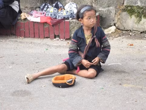 Nhiều em nhỏ phải xin ăn ven đường.
