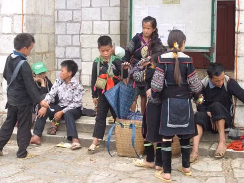 Ở thị trấn này, có rất nhiều em nhỏ không được đi học mà hàng ngày phải đi bán hàng cho khách du lịch kiếm tiền.