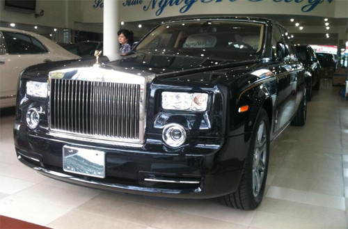 Bộ đôi Rolls-Royce Phantom in hình rồng đầu tiên Một tháng sau khi "ông hoàng tốc độ" Bugatti Veyron xuất hiện tại Sài Gòn, hai siêu xe khủng khác là Rolls-Royce Phantom cho năm Rồng với số thứ tự "01" và "02" trên tổng số 33 chiếc được sản xuất cũng đã có mặt tại Việt Nam. Bộ đôi này cũng được một đại gia trong nước đặt hàng từ Mỹ từ nhiều tháng trước đó. Mức giá khởi điểm cho một chiếc Rolls-Royce Phantom Year of the Dragon vào khoảng 1,2 triệu USD tại thị trường Trung Quốc. Bộ đôi Rolls-Royce Phantom in hình rồng đầu tiên Một tháng sau khi "ông hoàng tốc độ" Bugatti Veyron xuất hiện tại Sài Gòn, hai siêu xe khủng khác là Rolls-Royce Phantom cho năm Rồng với số thứ tự "01" và "02" trên tổng số 33 chiếc được sản xuất cũng đã có mặt tại Việt Nam. Bộ đôi này cũng được một đại gia trong nước đặt hàng từ Mỹ từ nhiều tháng trước đó. Mức giá khởi điểm cho một chiếc Rolls-Royce Phantom Year of the Dragon vào khoảng 1,2 triệu USD tại thị trường Trung Quốc.