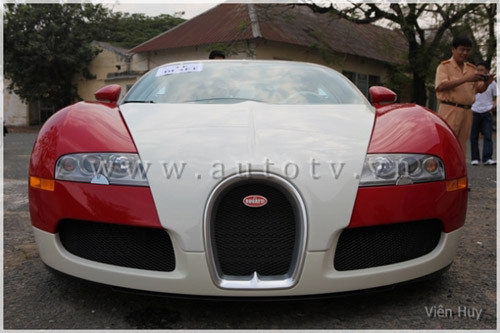 Bugatti Veyron là siêu xe dân dụng nhanh nhất thế giới với vận tốc tối đa 407 km/h, được trang bị động cơ W16 dung tích 8.0 lít, công suất 1.001 mã lực và mô men xoắn cực đại 1.200 Nm, cho khả năng tăng tốc từ 0-100 km/h chỉ trong 2,5 giây. Bugatti Veyron là siêu xe dân dụng nhanh nhất thế giới với vận tốc tối đa 407 km/h, được trang bị động cơ W16 dung tích 8.0 lít, công suất 1.001 mã lực và mô men xoắn cực đại 1.200 Nm, cho khả năng tăng tốc từ 0-100 km/h chỉ trong 2,5 giây.