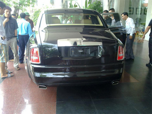 Khác với những đại gia đặt siêu xe này trước đó, đại gia buôn gỗ ở Hà Tĩnh đã công khai tổ chức buổi nhận xe đình đám tại một khách sạn ở địa phương, thu hút sự chú ý của rất đông người tò mò. Khác với những đại gia đặt siêu xe này trước đó, đại gia buôn gỗ ở Hà Tĩnh đã công khai tổ chức buổi nhận xe đình đám tại một khách sạn ở địa phương, thu hút sự chú ý của rất đông người tò mò.